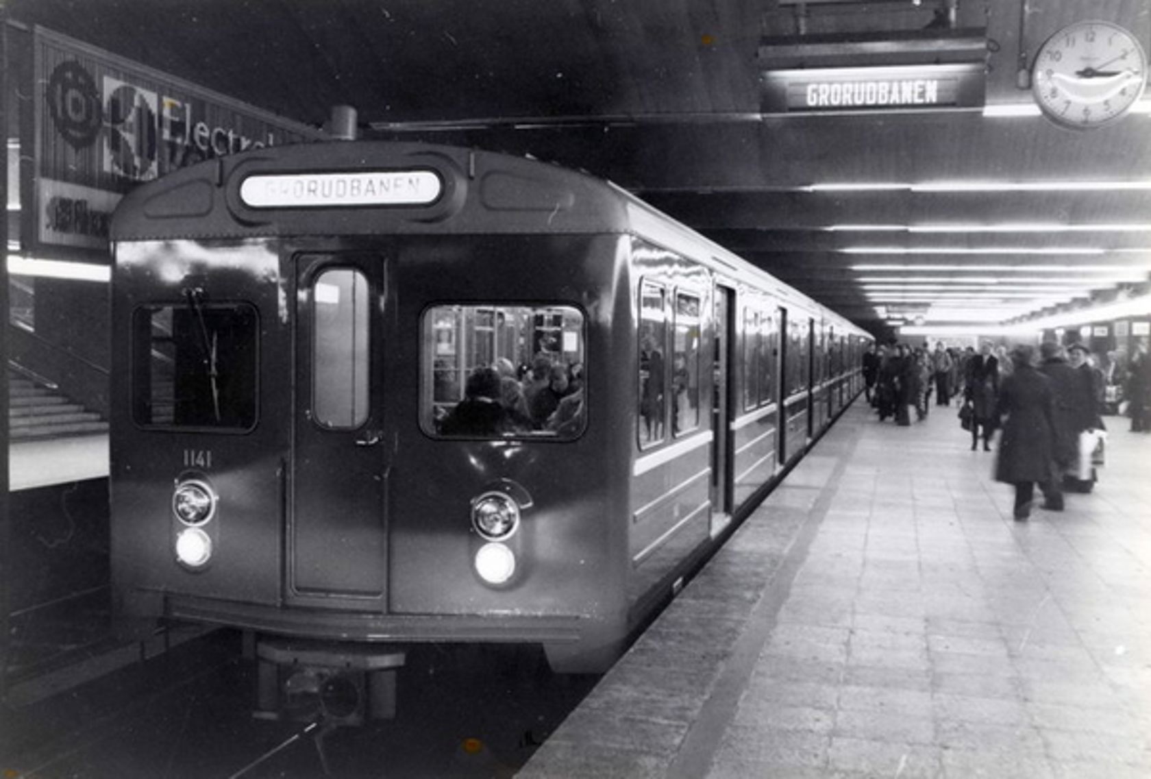 T-banevogn på Grorudbanen ankommer perrongen på Jernbanetorget en gang på 1960-tallet.