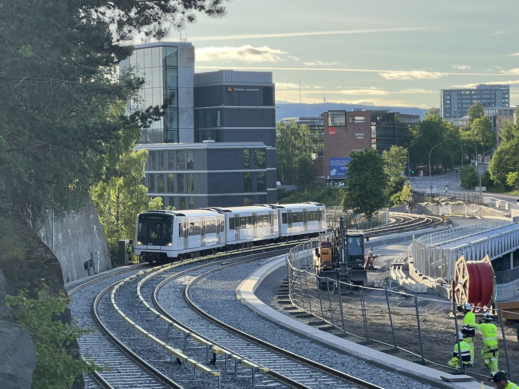Tog på Lambertseterbanen igjen: I går kveld ble det gjennomført vellykket testing av den nye skinnegangen mellom Brynseng og Høyenhall. Dermed var alt klart for åpning av banen imorges.